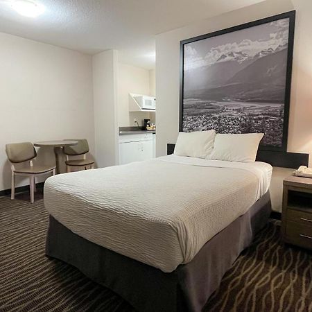 Super 8 By Wyndham Revelstoke Bc Motel Exterior foto
