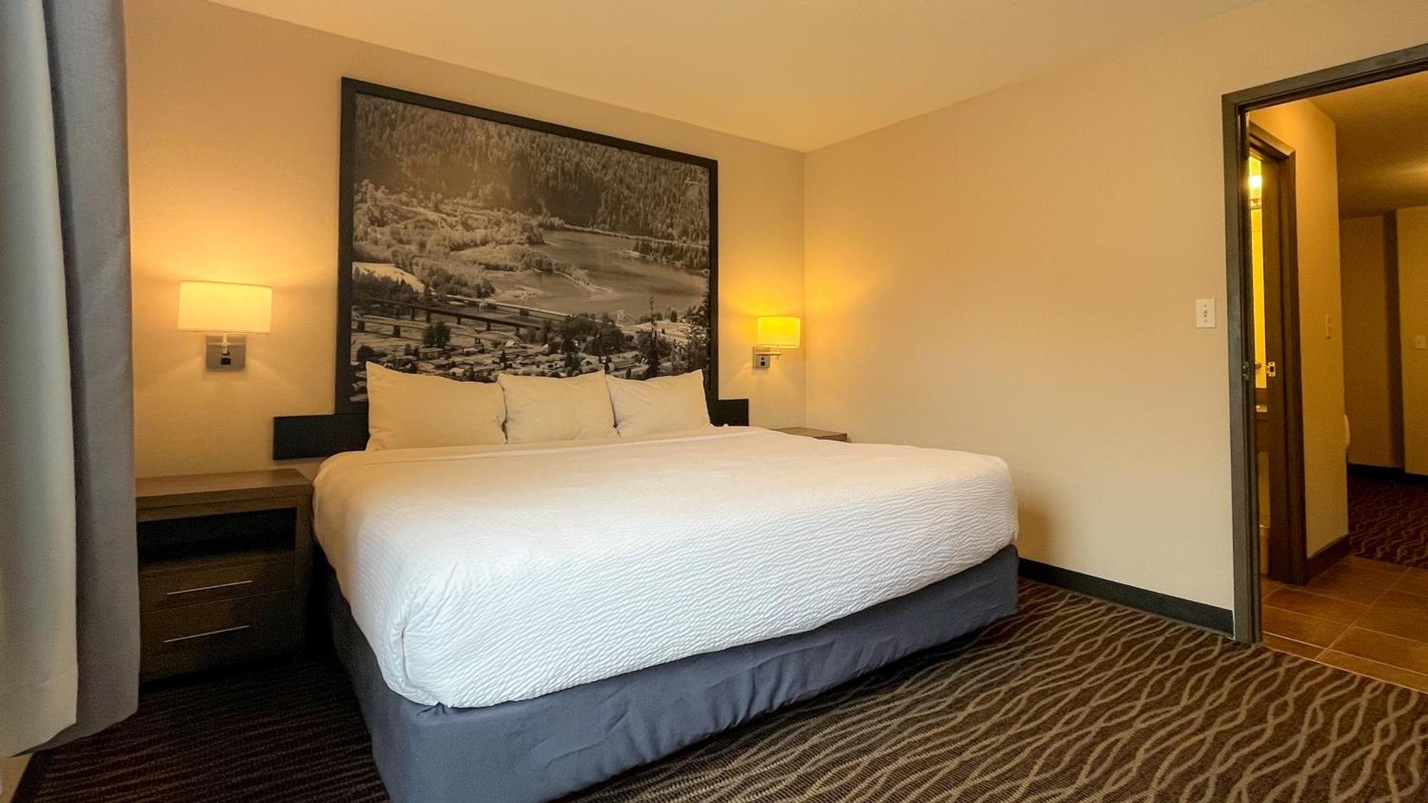 Super 8 By Wyndham Revelstoke Bc Motel Exterior foto